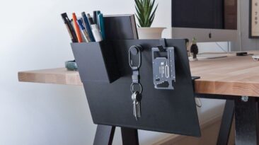 Use este suporte de mesa suspenso modular para liberar espaço valioso